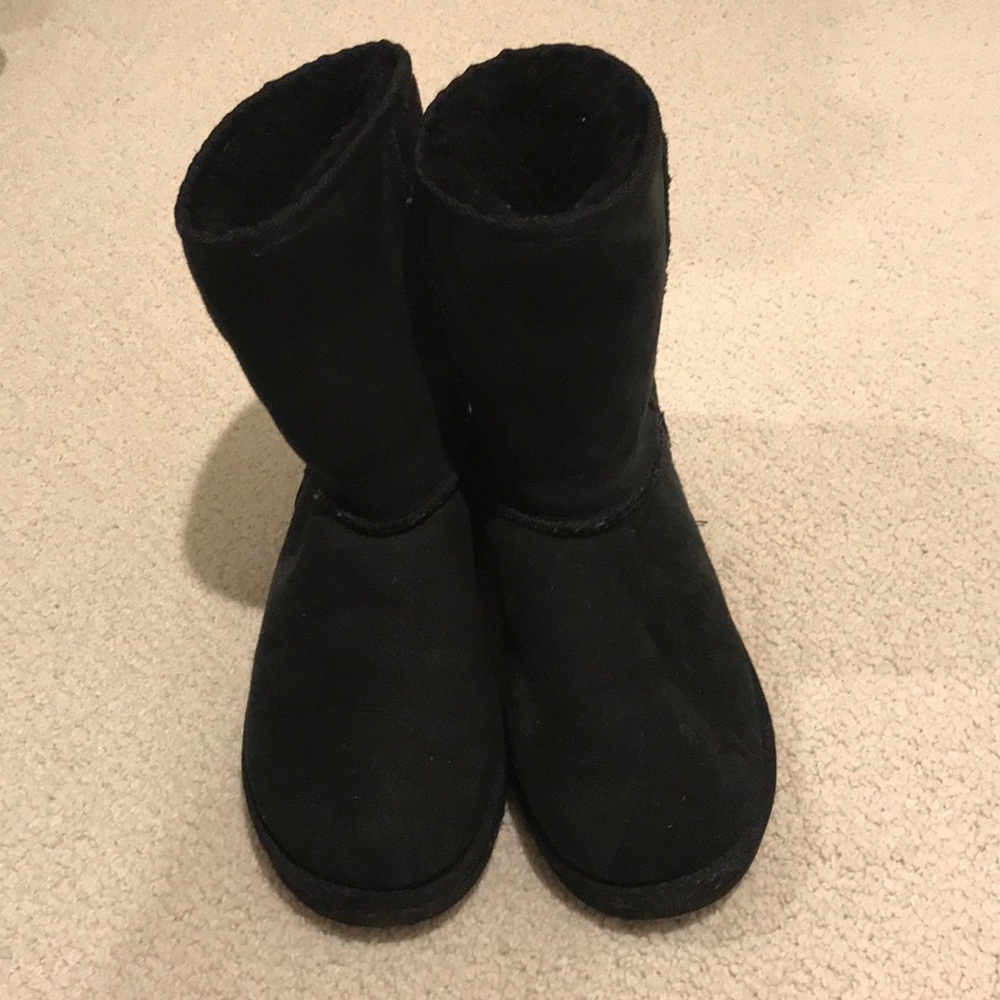 Black uggs kids size 6 (equivalent to a woman’s 8)